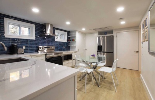 Northwest Apartamento | Ultra-Modern Apartment, Pet-Friendly, Free Off-Street Parking, Steps to Metro!