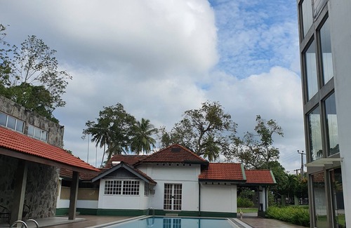Gampaha Apartamento | Ultra Modern Luxury Room Located Surrounded by Lush Green Trees