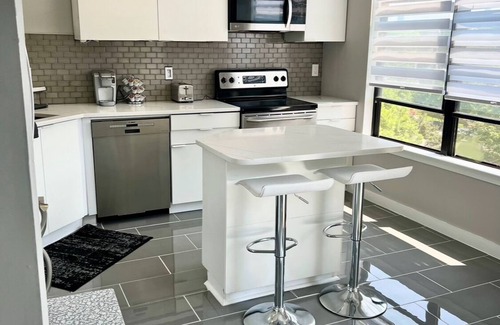 West End Condominio | Ultra modern stylish LOFT close to everything! Parking, balcony, fireplace, Wifi
