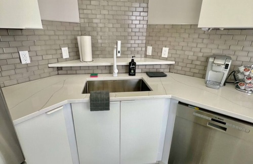 West End Condominio | Ultra modern stylish LOFT close to everything! Parking, balcony, fireplace, Wifi