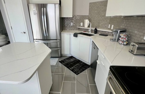 West End Condominio | Ultra modern stylish LOFT close to everything! Parking, balcony, fireplace, Wifi