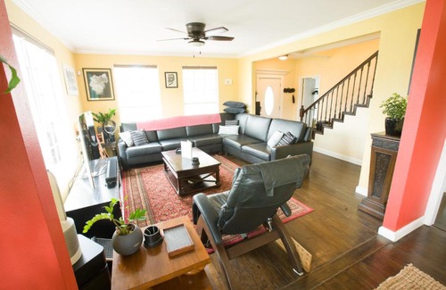East Cesar Chavez Casa | Ultramodern, High-tech House an Eight-Min Walk to Rainey St