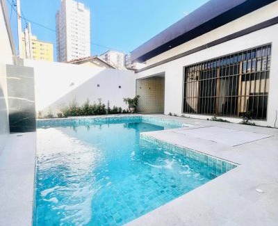 Aviacao Casa | Uma Quadra do MAR Com PISCINA, Churrasqueira, 2 Vg de Garagem e 3 Quartos!
