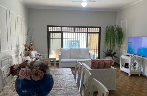 Aviacao Casa | Uma Quadra do MAR Com PISCINA, Churrasqueira, 2 Vg de Garagem e 3 Quartos!