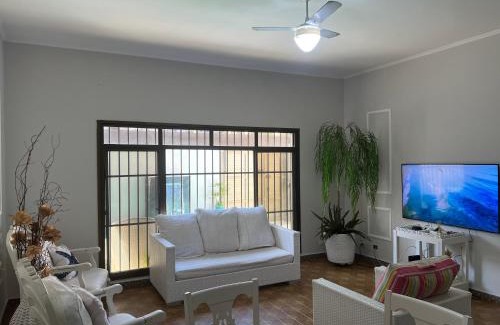 Aviacao Casa | Uma Quadra do MAR Com PISCINA, Churrasqueira, 2 Vg de Garagem e 3 Quartos!