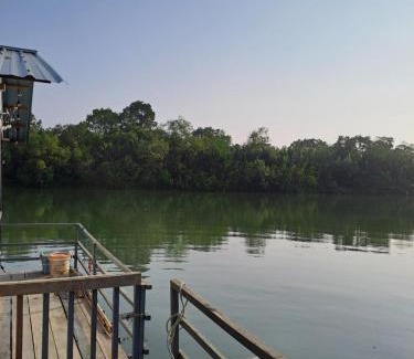 Gua Chalet De Esquí | UmAb Rakit Stay Raft House