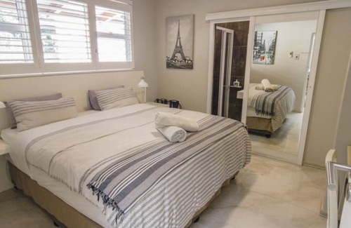 La Lucia Casa | La habitación del Umhlanga Lodge da a una cocina y un comedor compartidos