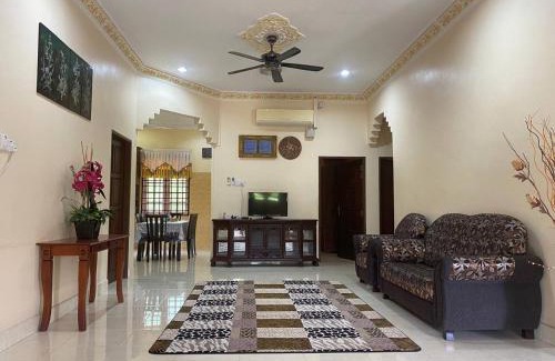 Kampung Banggul Peradung Casa | UMMI HOMESTAY Manir KT