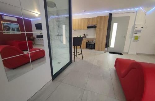 Meusnes Casa | Un amour passionnel,love room,15 min du zoo,balnéo XL privatisée et disponible toute l'année ,piscine couverte et chauffée d'avril à fin septembre à partager avec d'autres logements et elle est privatisée de 20h à 22h