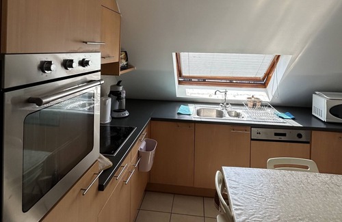 Sint-Jans-Molenbeek Apartamento | Un Duplex Chic Pour une Expérience Unique Près de la Basilique