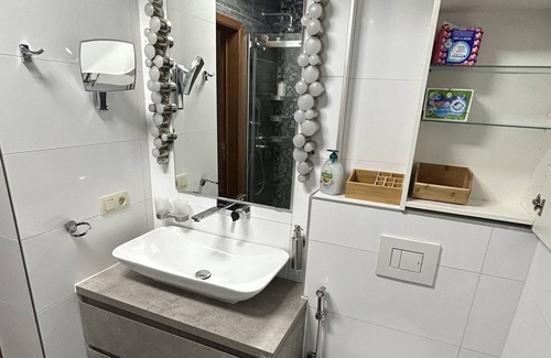 Sint-Jans-Molenbeek Apartamento | Un Duplex Chic Pour une Expérience Unique Près de la Basilique