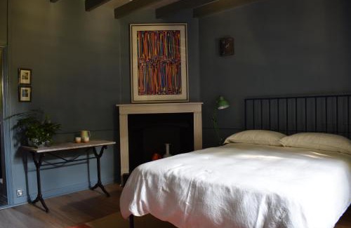 Brux Cama Y Desayuno | Un jardin et trois maisons
