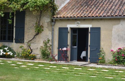 Brux Cama Y Desayuno | Un jardin et trois maisons