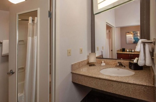 Newark Complejo | Unbeatable Location! 2 Comfortable Units, Indoor Swimming Pool, Pets are Welcome
