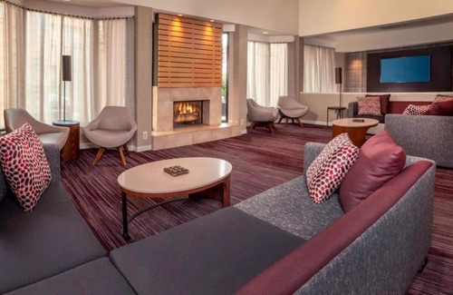 Newark Complejo | Unbeatable Location! 2 Comfortable Units, Indoor Swimming Pool, Pets are Welcome