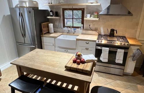 Historic Montford Cabaña | Unbeatable Location Carriage House with Great Vibe