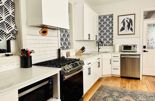 Northeast Casa | Unbeatable Location on The Hill