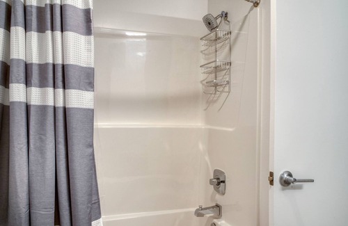Wilburton Apartamento | Unbelievable Bellevue Studio w/ Lounge & Gym, nr Shops, by Blueground