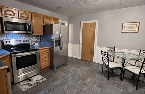 Leadsville Apartamento | Unbelievable penthouse-style apartment in the heart of Elkins, WV.
