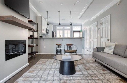 Le Droit Park Apartamento | Unbelievable Shaw 2BR w/ Backyard & W/D, nr Nightlife, by Blueground