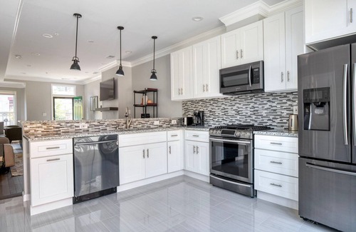 Le Droit Park Apartamento | Unbelievable Shaw 2BR w/ Backyard & W/D, nr Nightlife, by Blueground