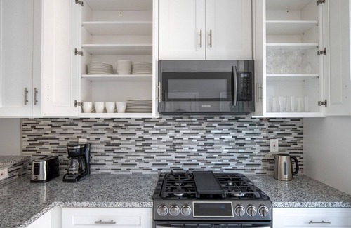 Le Droit Park Apartamento | Unbelievable Shaw 2BR w/ Backyard & W/D, nr Nightlife, by Blueground