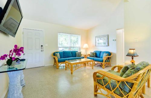 South Bradenton Casa | Uncle Louies Gulf Coast Gem with Outdoor Oasis