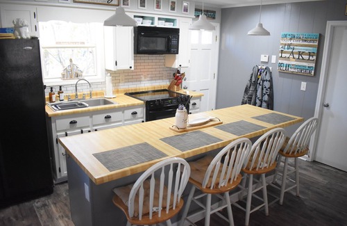 Martin Casa | Uncork, Unwind, Relax @ this family & pet friendly Lake home #2