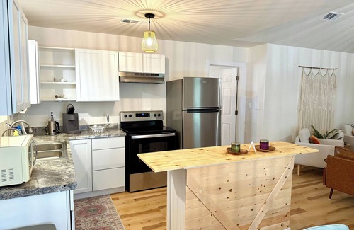 Ocean Springs Casa | Under the Oaks - dog friendly near water and 15 min to Downtown Ocean Springs