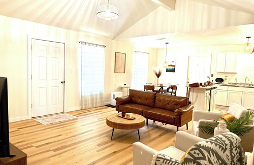 Ocean Springs Casa | Under the Oaks - dog friendly near water and 15 min to Downtown Ocean Springs