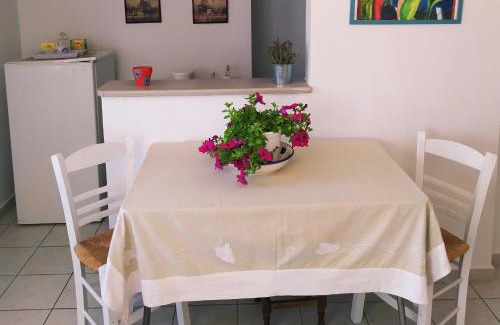 Livadi Apartamento | Under the Red Rock and View Studio