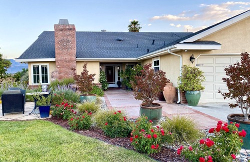 Temecula Casa | Elegante casa cerca de la ruta del vino Temecula Valley con bañera de hidromasaje y vistas increíbles.