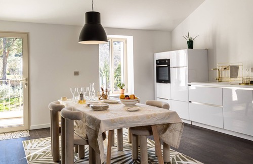 Alleins Villa | Une Ancienne Ferme Agricole Entièrement Rénovée au Centre de la Provence