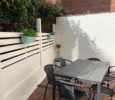 Sint-Pieters-Woluwe Apartamento | Une belle étage à Stockel with charming patio