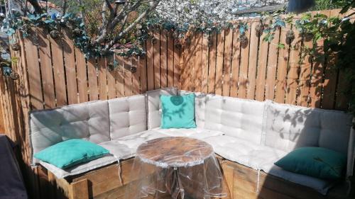 Le Puyricard Cama Y Desayuno | Une Clé Pour Deux - Chambre romantique avec Patio & Spa privatifs