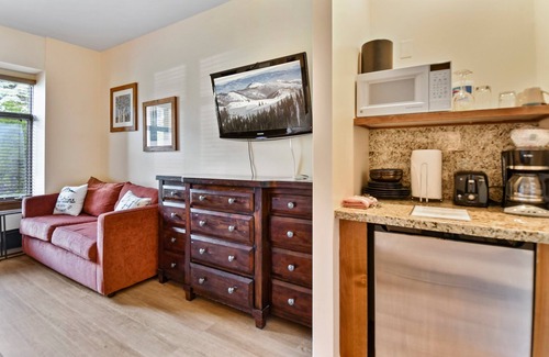 Park City Condominio | Unequalled Ski in Out Location Next to Gondola, Hotel Room, Pool, Hot tubs, Condo Nast Winner C005A