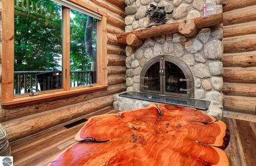 Suttons Bay Cabina | Unforgettable Log Cabin Experience: Family-owned, Lakefront, Private Beach