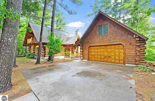 Suttons Bay Cabina | Unforgettable Log Cabin Experience: Family-owned, Lakefront, Private Beach