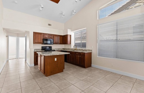 Entrada Casa | Unfurnished home in family-friendly North Phoenix! 3 Bed + Den, 2 Bath