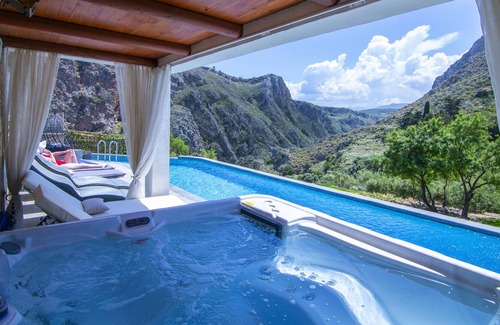 Kissamos Villa | UnHeated Private 50sqm Pool, Jacuzzi, Spa-Ozone&Salt