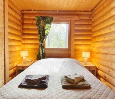 Tammela Chalet De Esquí | Uniikki lomamökki mäntymetsässä järven edustalla