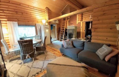 Tammela Chalet De Esquí | Uniikki lomamökki mäntymetsässä järven edustalla