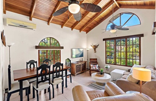 Tamarindo Cabaña | Unique and Newly updated villa with Cozy Outdoors