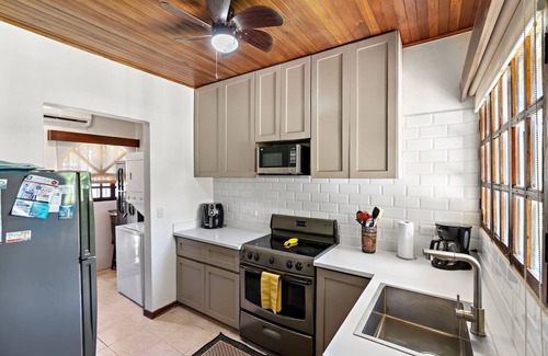 Tamarindo Cabaña | Unique and Newly updated villa with Cozy Outdoors