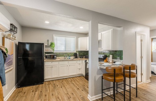Riverside Apartamento | Unique 2-bedroom apt in calm Riverside enroute between airport and Kansas City