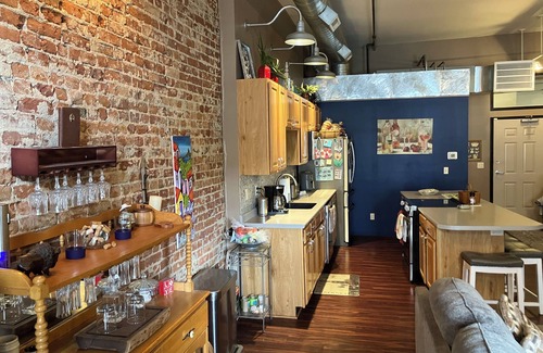 Downtown Des Moines Apartamento | Unique 2 Bedroom loft located downtown in the Heart of Des Moines' East Village