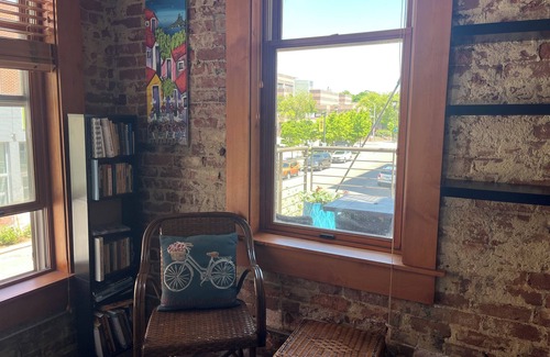 Downtown Des Moines Apartamento | Unique 2 Bedroom loft located downtown in the Heart of Des Moines' East Village