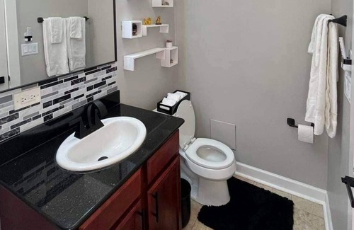 Uptown Apartamento | Unique 2-BR Condo in Chicago's Vietnamese Food Hub