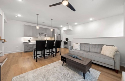 Wesley Heights Condominio | Unique 2BR Stay - City Views -Walk to BofA Stadium