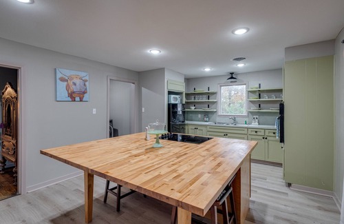 West Monroe Casa | Unique 3 bedroom Throwback